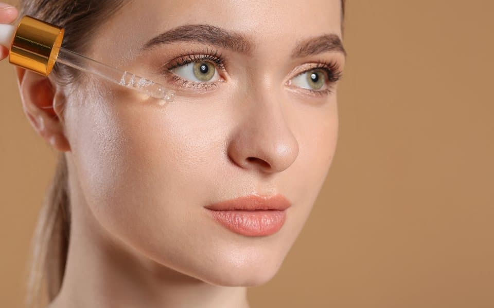 Saç ve cilt bakımı için uygulanan besleyici serum